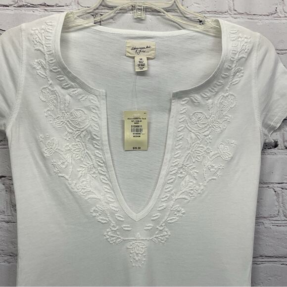 Abercrombie & Fitch Top Women's Size M White Low V-Neck Embroidered Summer Logo - Picture 4 of 9